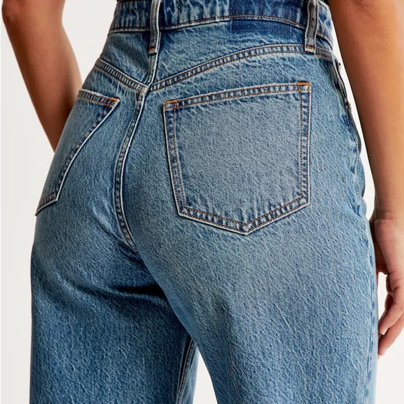 Curve Love High Rise Loose Jean - in Medium, size 33 short / 16 - Picture 7 of 9